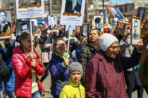 Дети, родители, деды, прадеды в одном "Бессмертном полку"